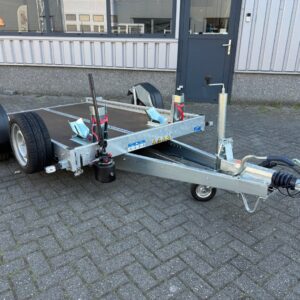 251 x 153 cm großer, tauchfähiger WOM XT-Motorradanhänger mit 1300 kg Achse.