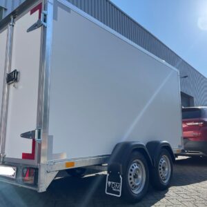 258 x 150 cm großer, doppelachsiger geschlossener Anhänger